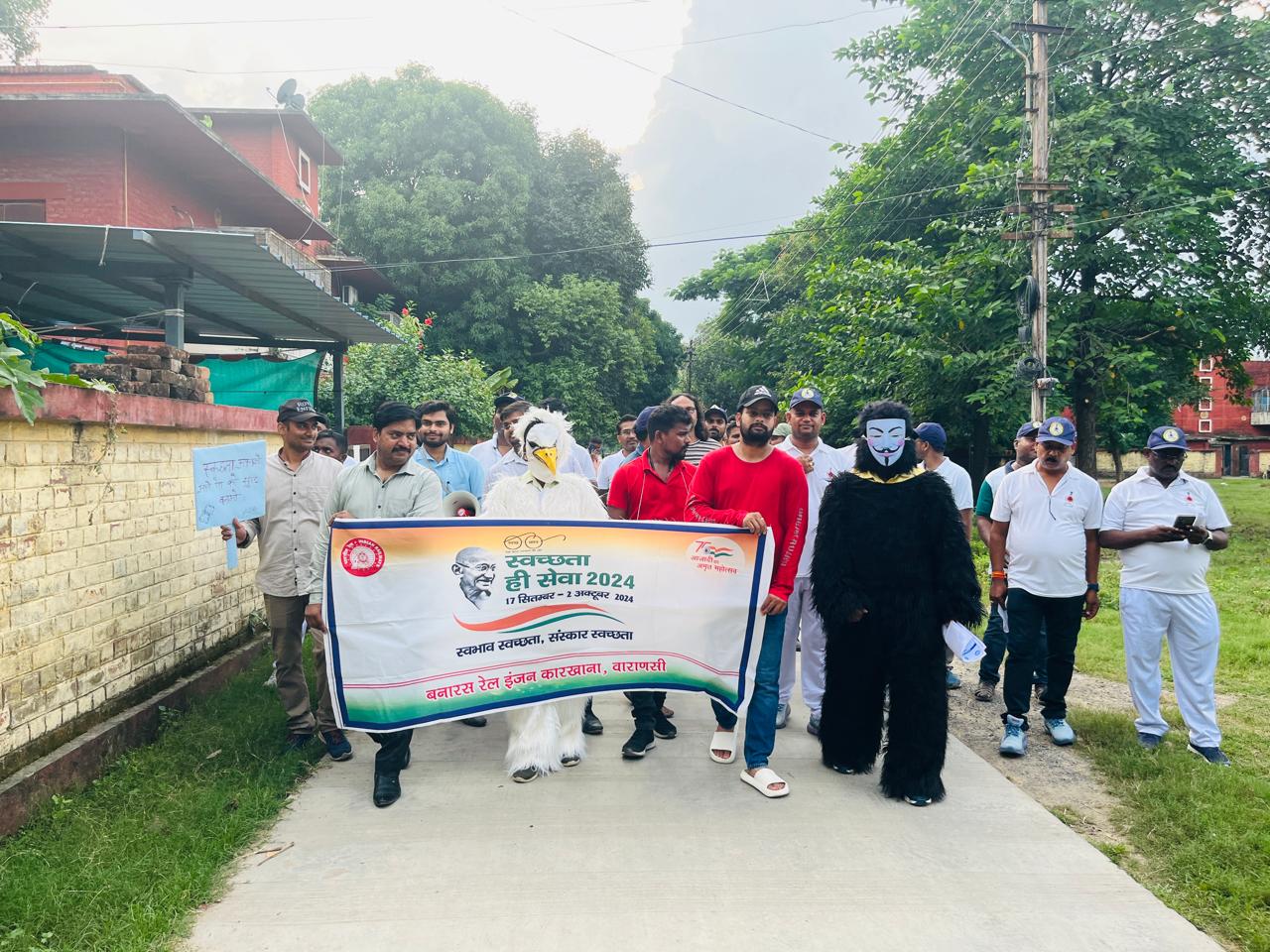 स्वच्छता अभियान में बरेका के कलाकार:फोटो बच्चा गुप्ता स्वच्छता अभियान में बरेका के कलाकार:फोटो बच्चा गुप्ता