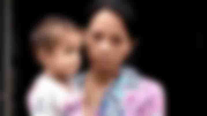 पीड़िता अपने बच्चे के साथ पीड़िता अपने बच्चे के साथ