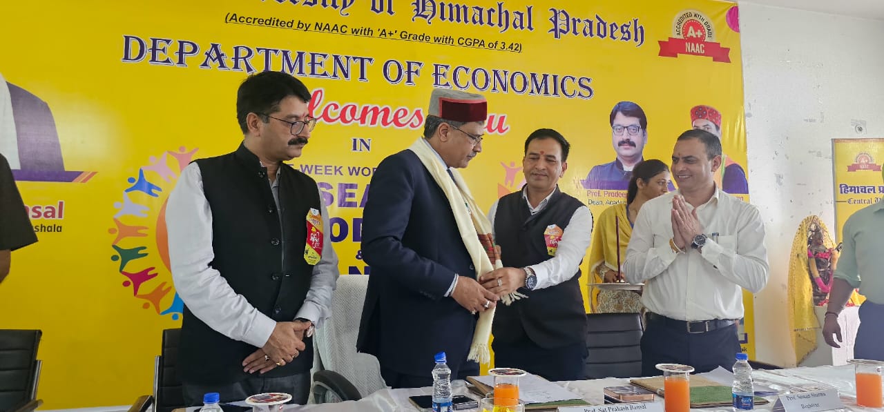 केंद्रीय विश्वविद्यालय में शुरू हुई कार्यशाला में कुलपति काे सम्मानित करते हुए। केंद्रीय विश्वविद्यालय में शुरू हुई कार्यशाला में कुलपति काे सम्मानित करते हुए।