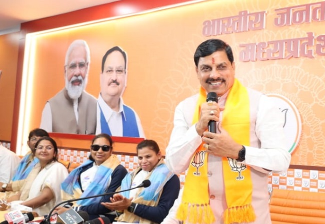 मुख्यमंत्री डॉ. मोहन यादव पैरालंपिक खिलाड़ियों को सम्मानित कर संबोधित करते हुए मुख्यमंत्री डॉ. मोहन यादव पैरालंपिक खिलाड़ियों को सम्मानित कर संबोधित करते हुए