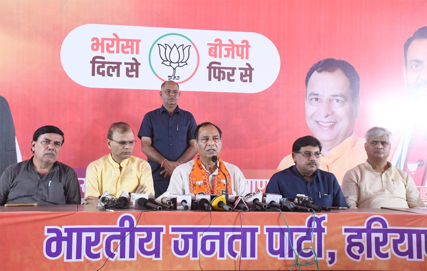 24 Snp-5 सोनीपत: प्रधानमंत्री की जानकारी देेते हुए भाजपा प्रदेश अध्यक्ष मोहन लाल बडौली। 24 Snp-5 सोनीपत: प्रधानमंत्री की जानकारी देेते हुए भाजपा प्रदेश अध्यक्ष मोहन लाल बडौली।