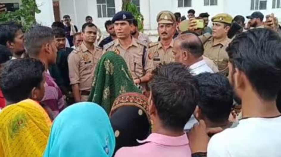 मौके पर जांच करती पुलिस मौके पर जांच करती पुलिस