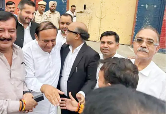 25 Snp-6 सोनीपत: सुरेंद्र पंवार के जेल बाहर आने के वक्त का फोटो 25 Snp-6 सोनीपत: सुरेंद्र पंवार के जेल बाहर आने के वक्त का फोटो