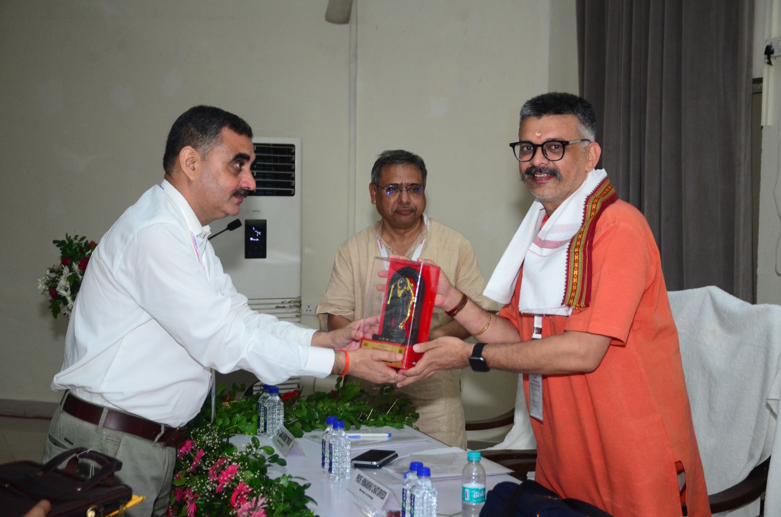 इतिहास में क्रान्तिकारियों की हो रही वापसी: पद्मश्री प्रो.रघुवेंद्र तंवर* इतिहास में क्रान्तिकारियों की हो रही वापसी: पद्मश्री प्रो.रघुवेंद्र तंवर*