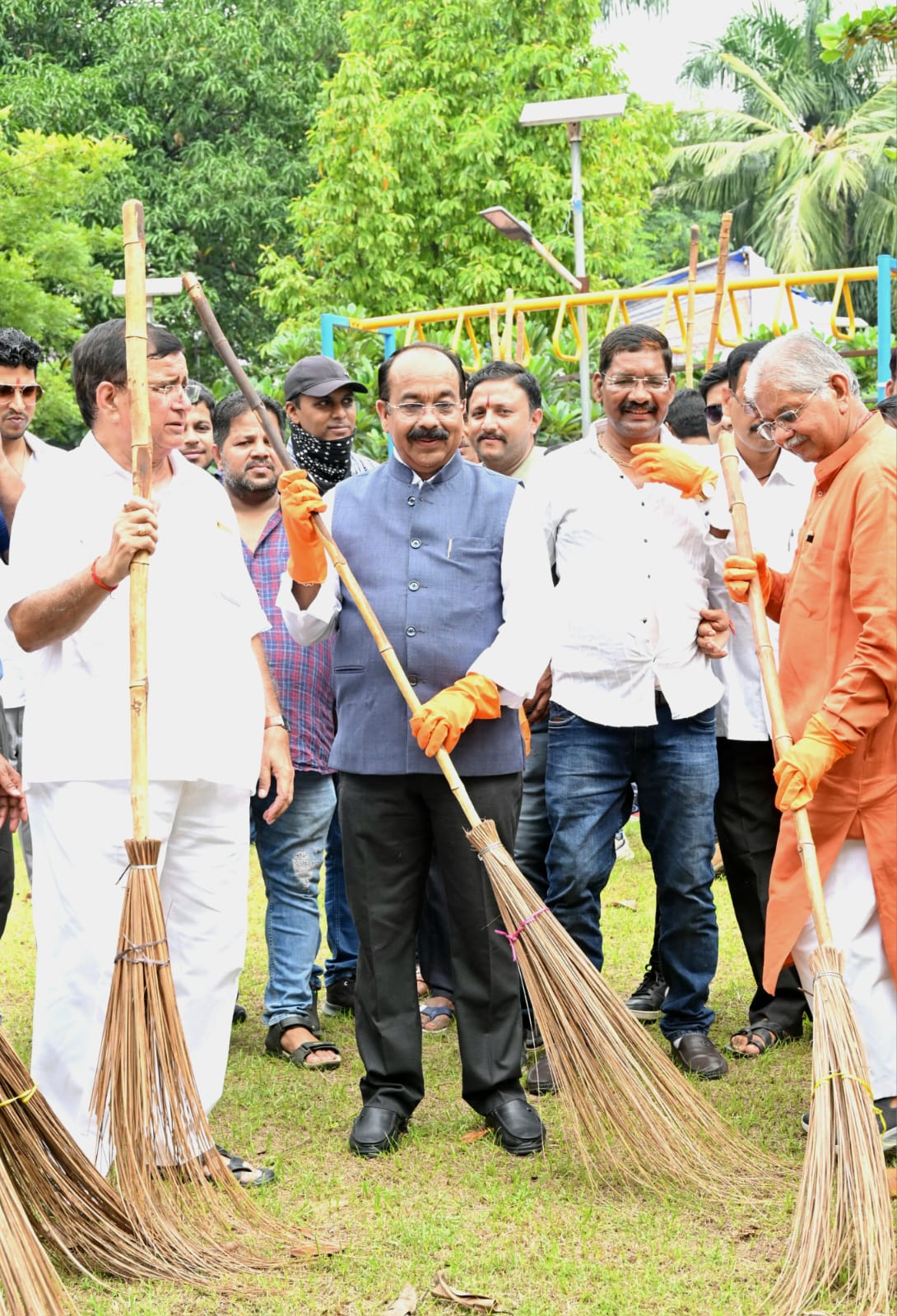 उप मुख्यमंत्री अरुण साव ने उद्यान में झाड़ू लगाकर सफाई की उप मुख्यमंत्री अरुण साव ने उद्यान में झाड़ू लगाकर सफाई की