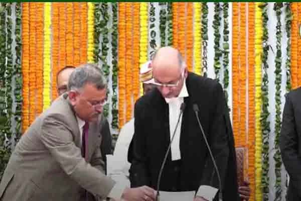 जस्टिस एमएस रामचंद्र राव ने झारखंड हाई कोर्ट चीफ जस्टिस के रूप में शपथ लेते जस्टिस एमएस रामचंद्र राव ने झारखंड हाई कोर्ट चीफ जस्टिस के रूप में शपथ लेते