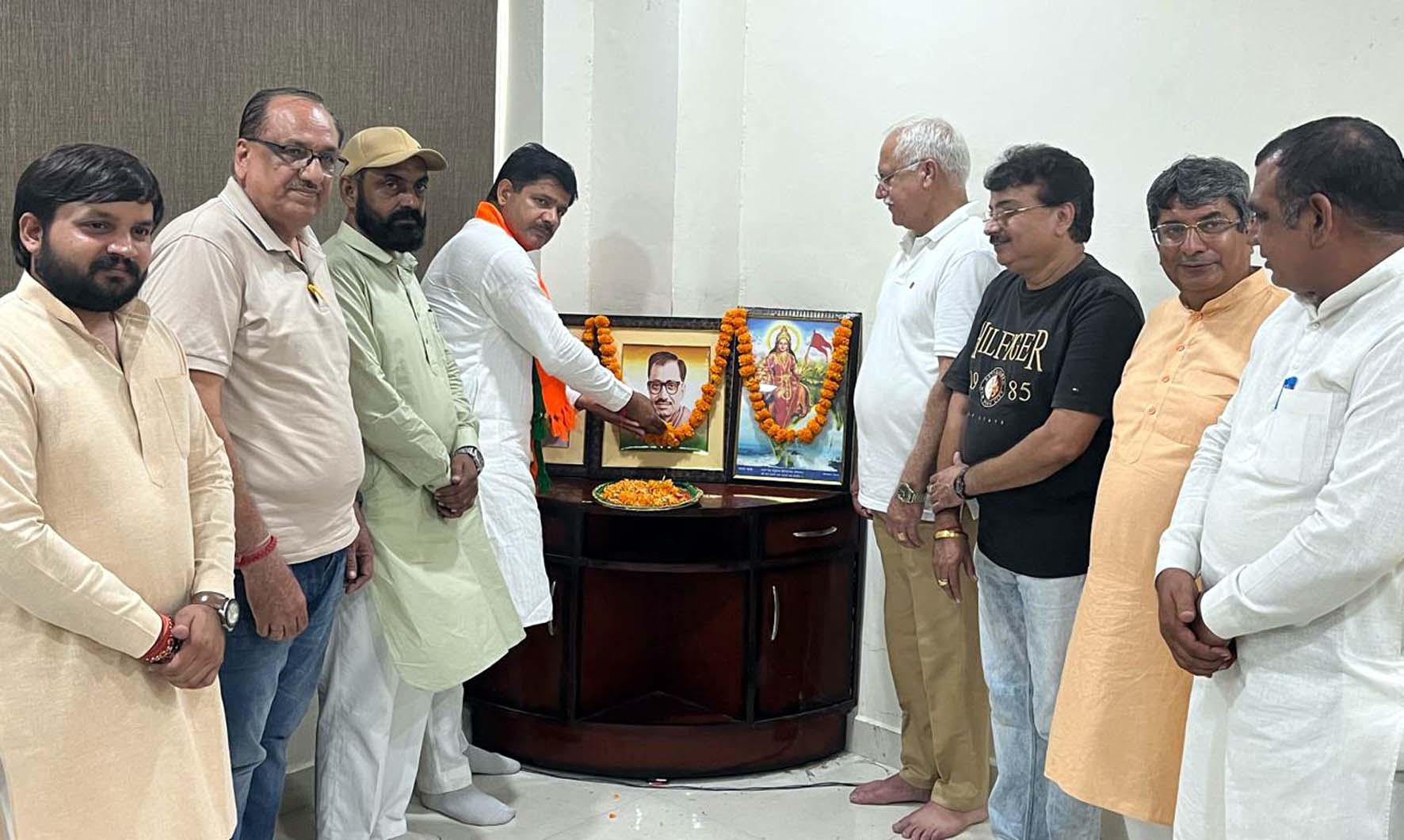 पंडित दीन दयाल उपाध्याय के चित्र पर पुष्प अर्पित करते भाजपा जिला अध्यक्ष अशोक सैनी एवं अन्य पदाधिकारी। पंडित दीन दयाल उपाध्याय के चित्र पर पुष्प अर्पित करते भाजपा जिला अध्यक्ष अशोक सैनी एवं अन्य पदाधिकारी।