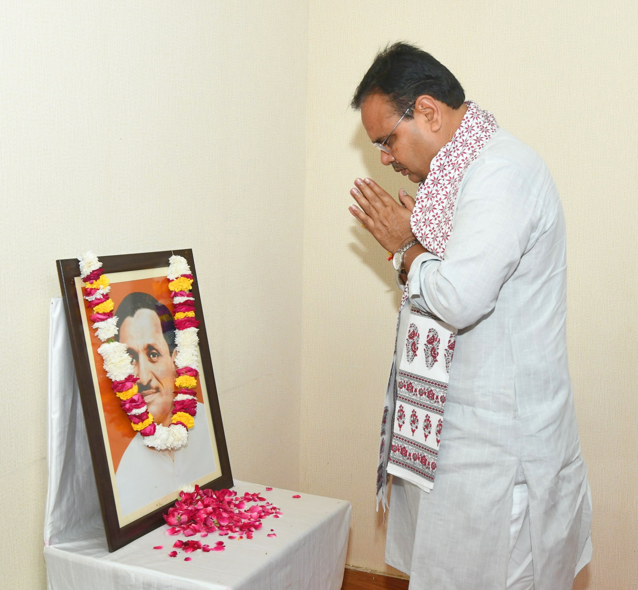 मुख्यमंत्री भजनलाल शर्मा ने पंडित दीनदयाल उपाध्याय को पुष्पांजलि अर्पित करते हुए।