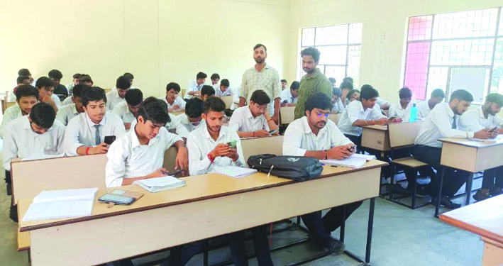 क्विज प्रतियोगिता के दौरान क्विज प्रतियोगिता के दौरान