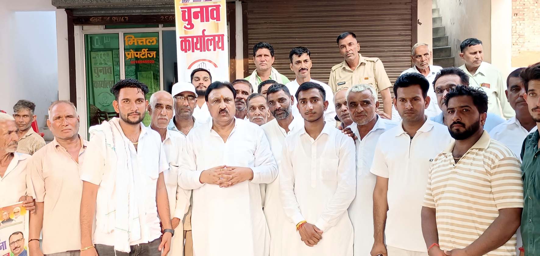 कांग्रेस प्रत्याशी के समर्थन में वोटों की अपील करते बजरंग गर्ग। कांग्रेस प्रत्याशी के समर्थन में वोटों की अपील करते बजरंग गर्ग।
