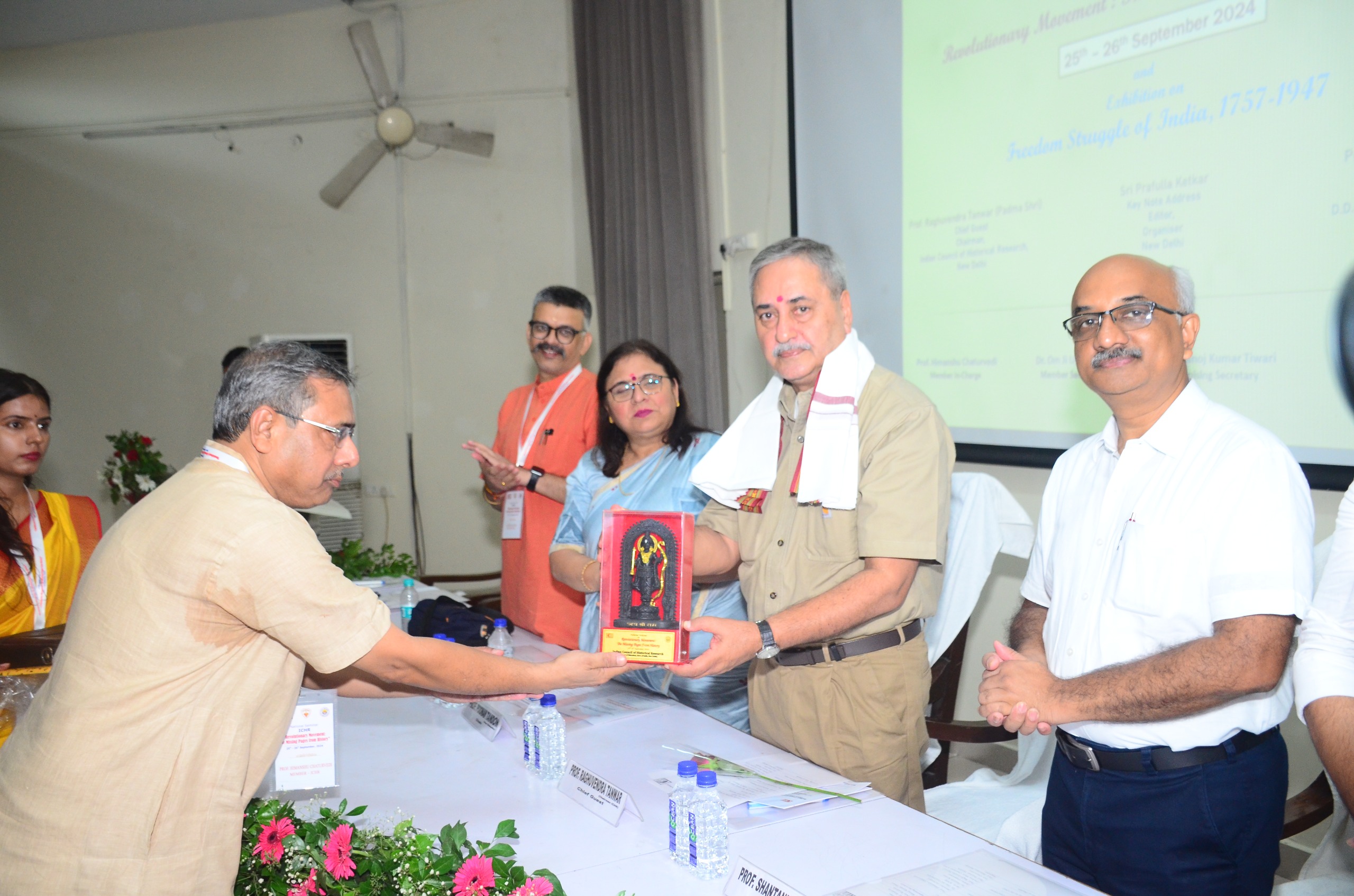 इतिहास में क्रान्तिकारियों की हो रही वापसी: पद्मश्री प्रो.रघुवेंद्र तंवर* इतिहास में क्रान्तिकारियों की हो रही वापसी: पद्मश्री प्रो.रघुवेंद्र तंवर*