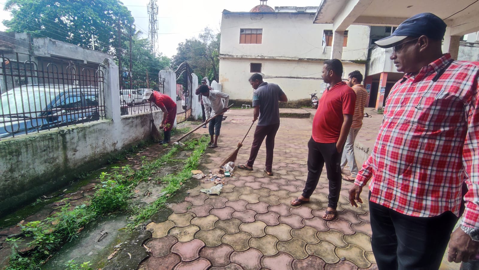 स्वच्छता ही सेवा अभियान के तहत नगर निगम कार्यालय की सफाई करते हुए कर्मचारी। स्वच्छता ही सेवा अभियान के तहत नगर निगम कार्यालय की सफाई करते हुए कर्मचारी।