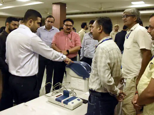 डीसी विक्रम सिंह ने पोलिंग पार्टियों को दिए आवश्यक दिशा-निर्देश। डीसी विक्रम सिंह ने पोलिंग पार्टियों को दिए आवश्यक दिशा-निर्देश।