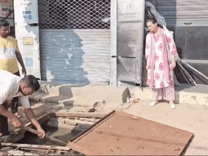 मेगा सफाई अभियान के दौरान कलेक्टर टीना डाबी खुद सड़क पर उतरीं और सफाई व्यवस्था का निरीक्षण किया। मेगा सफाई अभियान के दौरान कलेक्टर टीना डाबी खुद सड़क पर उतरीं और सफाई व्यवस्था का निरीक्षण किया।