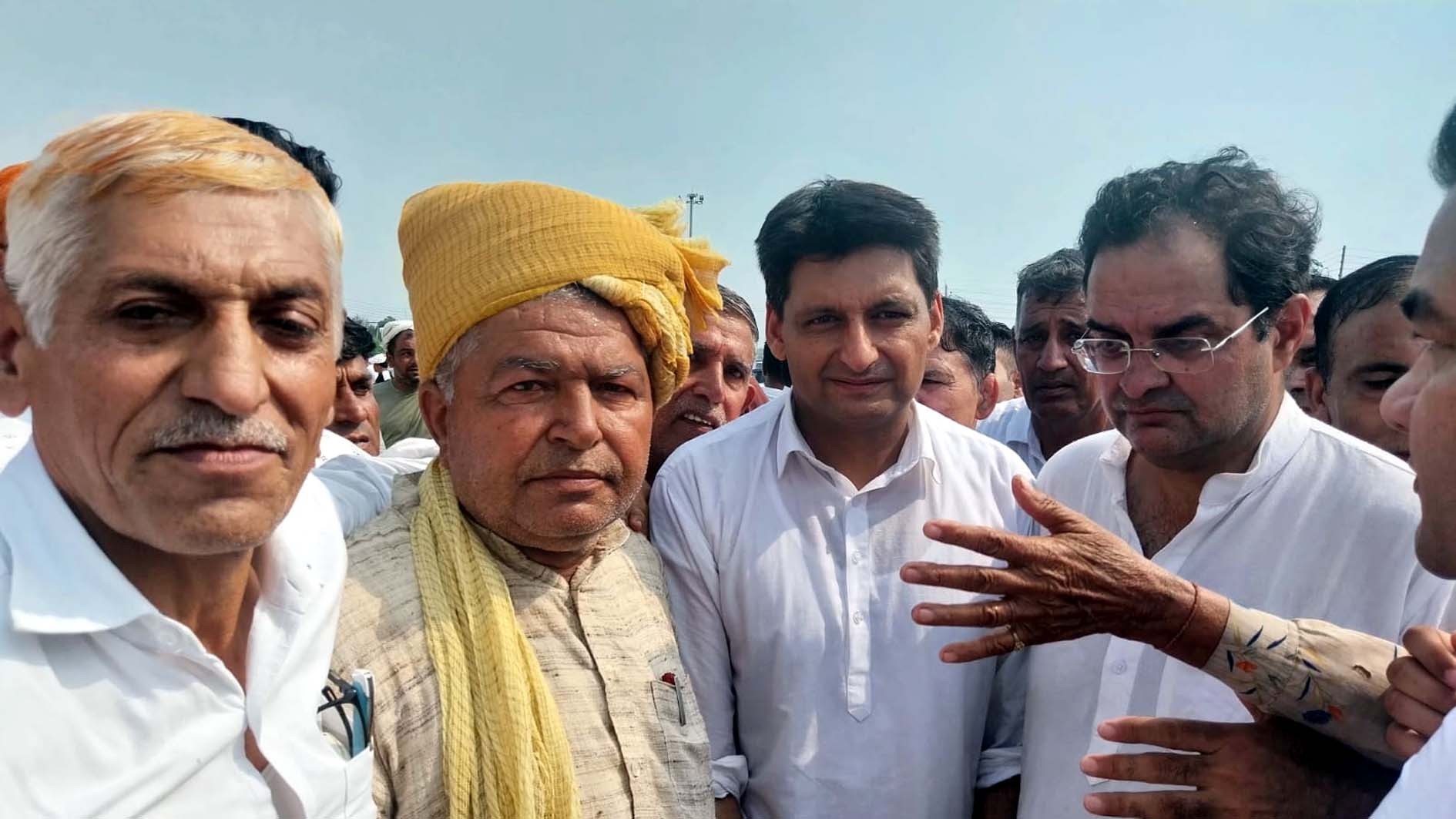 दीपेन्द्र हुड्डा से मिलकर कांग्रेस में शामिल होने की घोषणा करते रमेश श्योकंद व अन्य। दीपेन्द्र हुड्डा से मिलकर कांग्रेस में शामिल होने की घोषणा करते रमेश श्योकंद व अन्य।