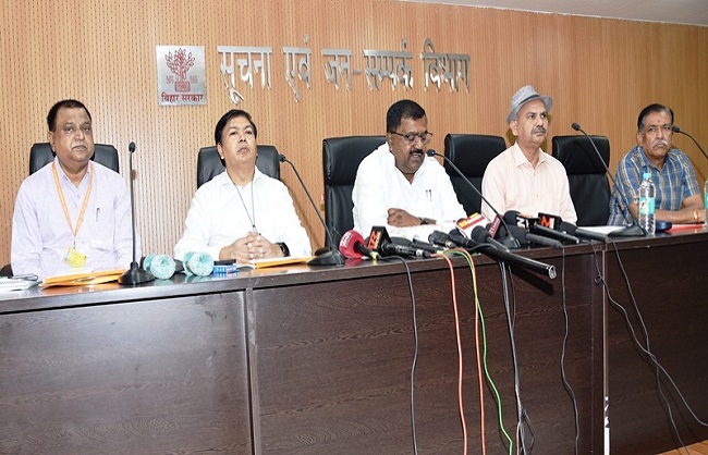 गन्ना मंत्री कृष्ण नंदन पासवान पत्रकार वार्ता करते हुए गन्ना मंत्री कृष्ण नंदन पासवान पत्रकार वार्ता करते हुए