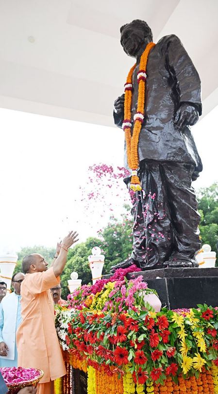 मुख्यमंत्री ने पंडित दीनदयाल उपाध्याय की प्रतिमा पर किया पुष्पार्चन मुख्यमंत्री ने पंडित दीनदयाल उपाध्याय की प्रतिमा पर किया पुष्पार्चन
