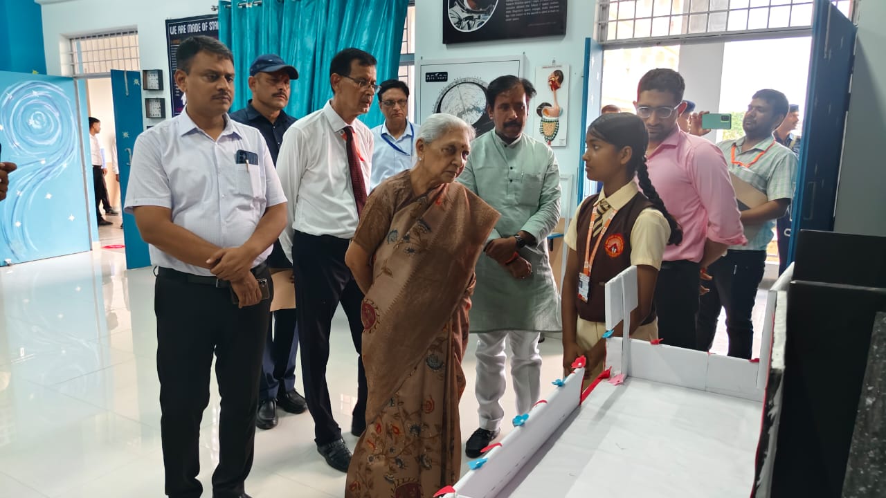राज्यपाल आनंदीबेन आवासीय विद्यालय, करसड़ा में:फोटो बच्चा गुप्ता राज्यपाल आनंदीबेन आवासीय विद्यालय, करसड़ा में:फोटो बच्चा गुप्ता