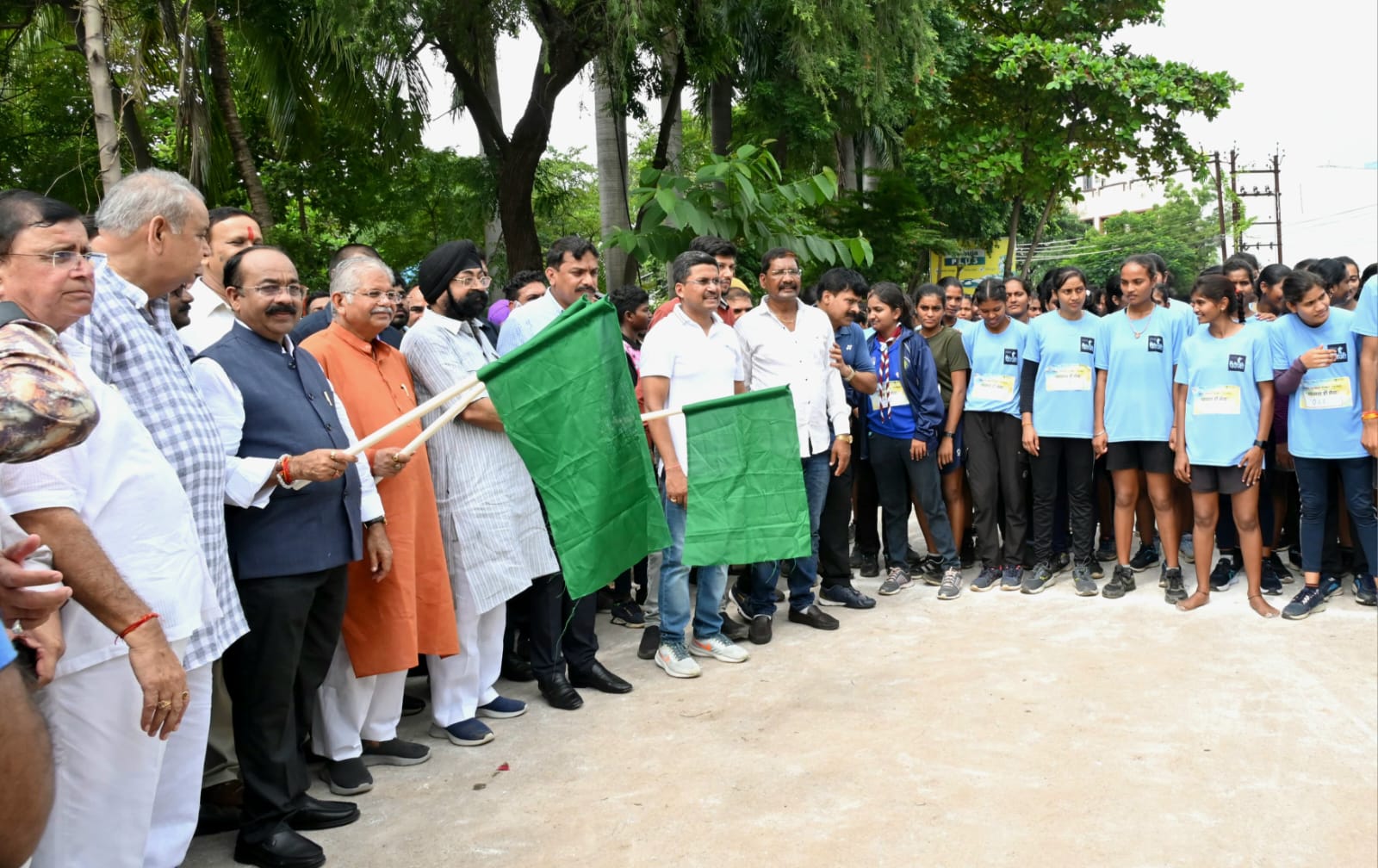 उप मुख्यमंत्री अरुण साव स्वच्छता मैराथन को हरी झंडी दिखाते हुए उप मुख्यमंत्री अरुण साव स्वच्छता मैराथन को हरी झंडी दिखाते हुए