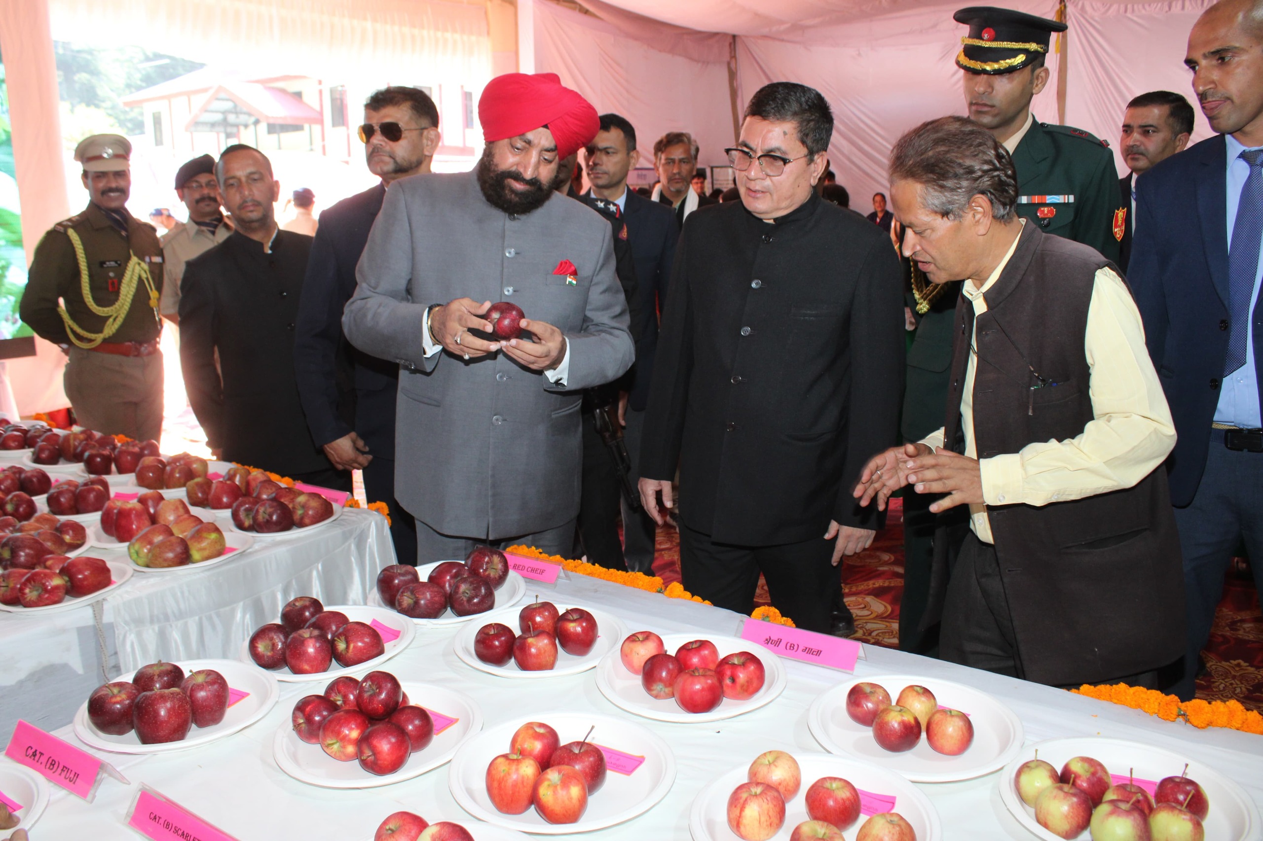 गवर्नर ने हर्षिल में सेब की विभिन्न किस्मों की प्रदर्शनी देखकर जमकर सराहा। गवर्नर ने हर्षिल में सेब की विभिन्न किस्मों की प्रदर्शनी देखकर जमकर सराहा।