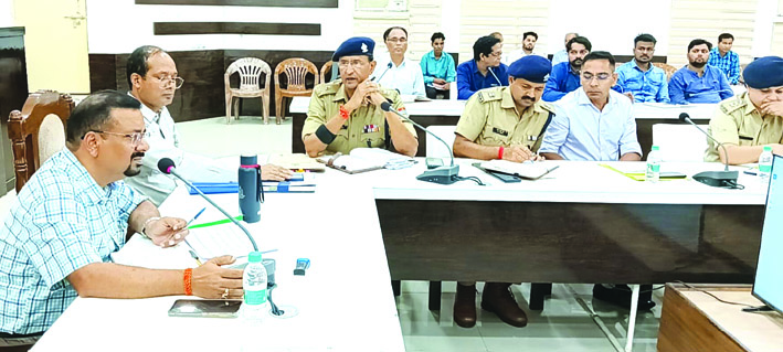 सड़क सुरक्षा समिति की बैठक लेते डीएम सड़क सुरक्षा समिति की बैठक लेते डीएम