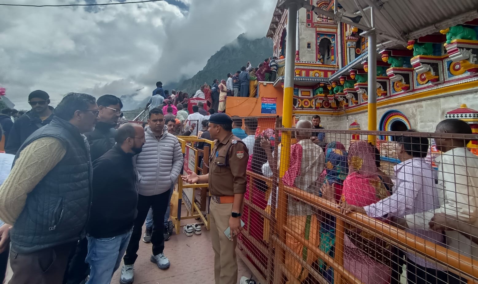 बदरीनाथ धाम में निरीक्षण करते हुए मुख्य कार्याधिकारी।