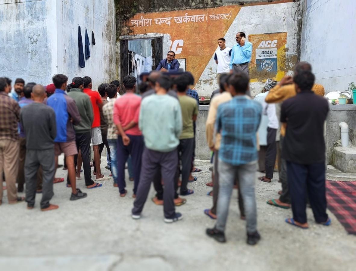 न्यायिक बंदी ग्रह का निरीक्षण करते सचिव न्यायिक बंदी ग्रह का निरीक्षण करते सचिव