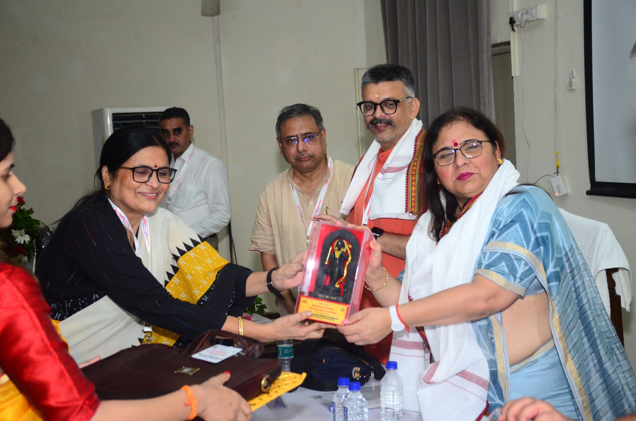 इतिहास में क्रान्तिकारियों की हो रही वापसी: पद्मश्री प्रो.रघुवेंद्र तंवर* इतिहास में क्रान्तिकारियों की हो रही वापसी: पद्मश्री प्रो.रघुवेंद्र तंवर*