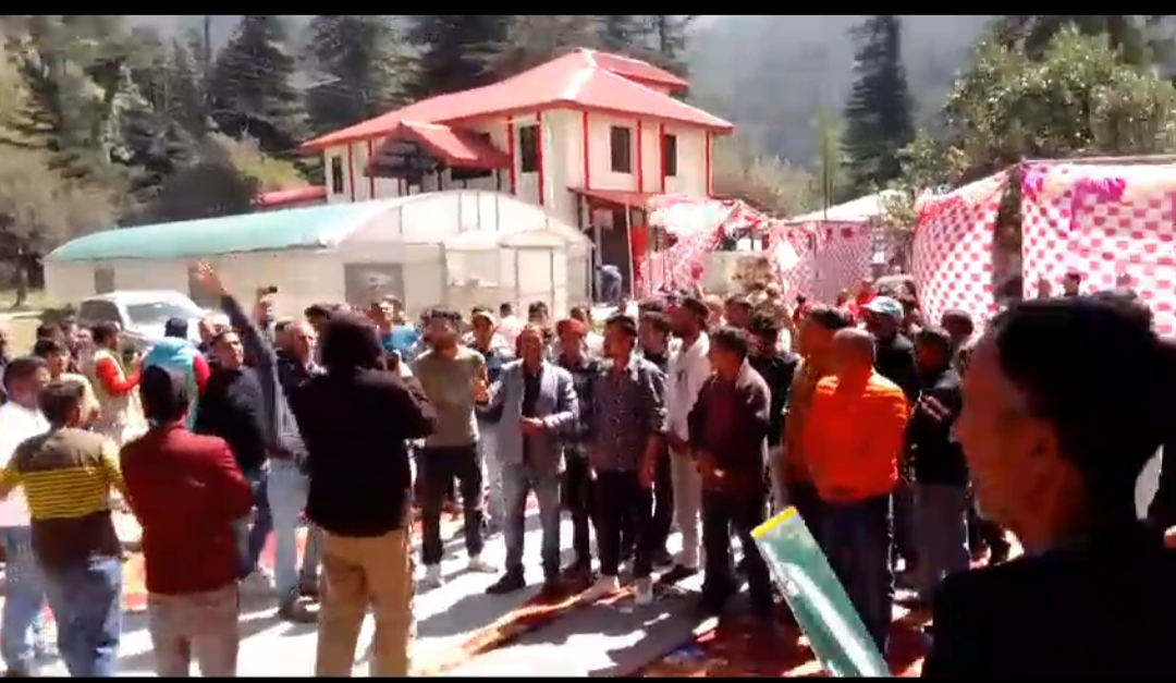 किसानों को सेब के उचित मूल्य न मिलने पर सेब महोत्सव पर जताई नाराज़गी।। किसानों को सेब के उचित मूल्य न मिलने पर सेब महोत्सव पर जताई नाराज़गी।।