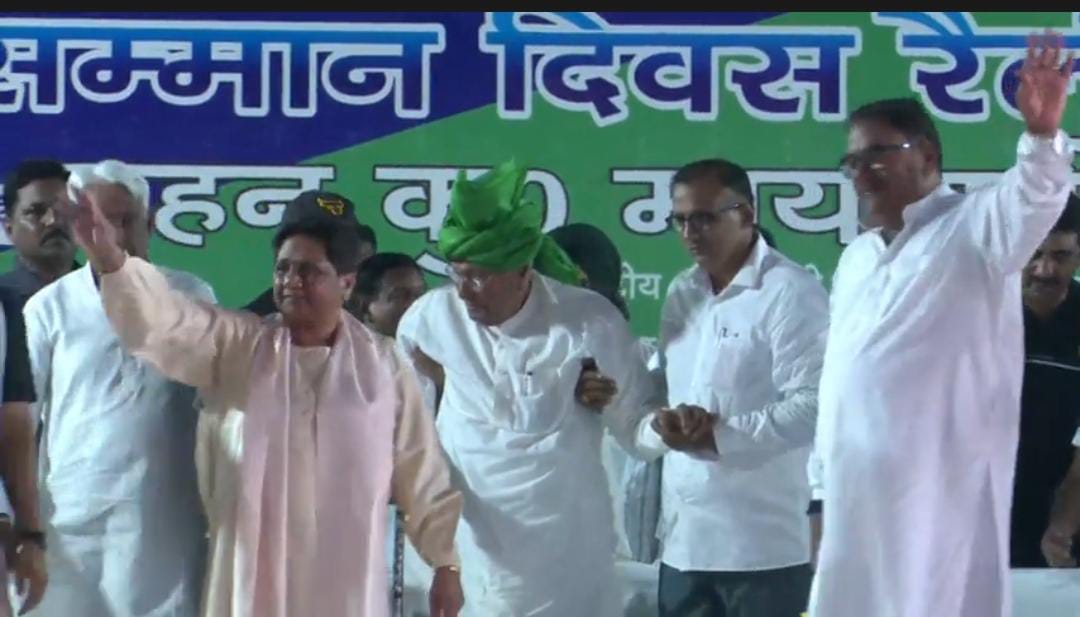जनसभा में लोगों का अभिवादन स्वीकार करते हुए पूर्व सीएम मायावती, इनेलो सुप्रीमो ओमप्रकाश चौटाला, अभय सिंह चौटाला। जनसभा में लोगों का अभिवादन स्वीकार करते हुए पूर्व सीएम मायावती, इनेलो सुप्रीमो ओमप्रकाश चौटाला, अभय सिंह चौटाला।