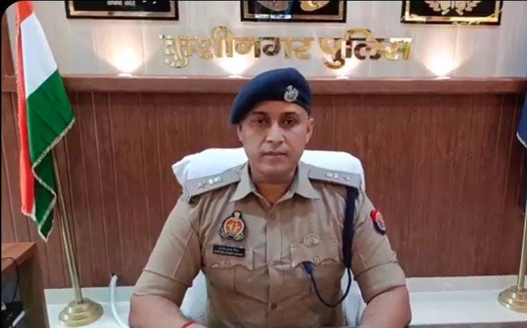 कुशीनगर पुलिस अधीक्षक मुठभेड़ में गिरफ्तार जाली नोटों के फरार इनामी बदमाश के बारे में जानकारी देते हुए कुशीनगर पुलिस अधीक्षक मुठभेड़ में गिरफ्तार जाली नोटों के फरार इनामी बदमाश के बारे में जानकारी देते हुए