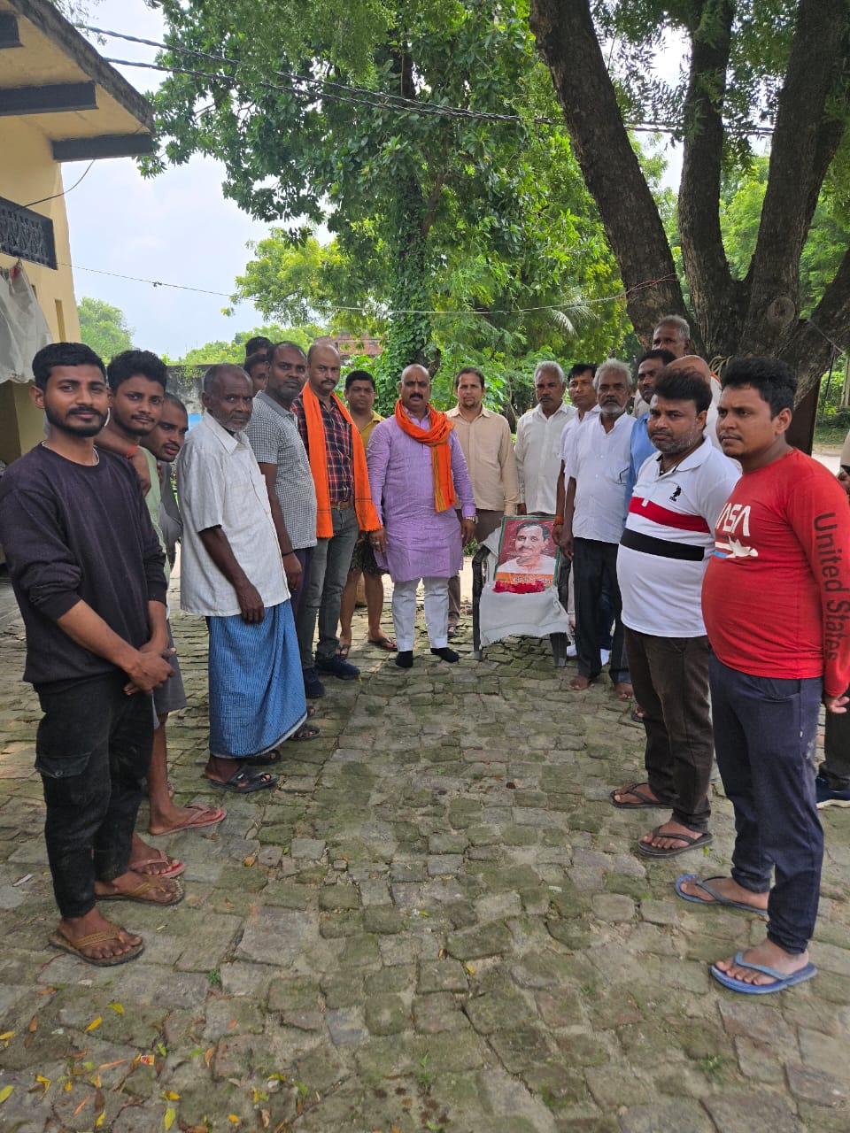 पं. दीनदयाल उपाध्याय की जयंती मनाने कार्यकर्ता: फोटो बच्चा गुप्ता पं. दीनदयाल उपाध्याय की जयंती मनाने कार्यकर्ता: फोटो बच्चा गुप्ता