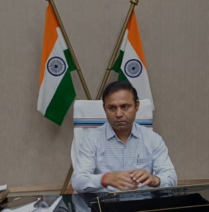बैठक करते जिलाधिकारी बैठक करते जिलाधिकारी