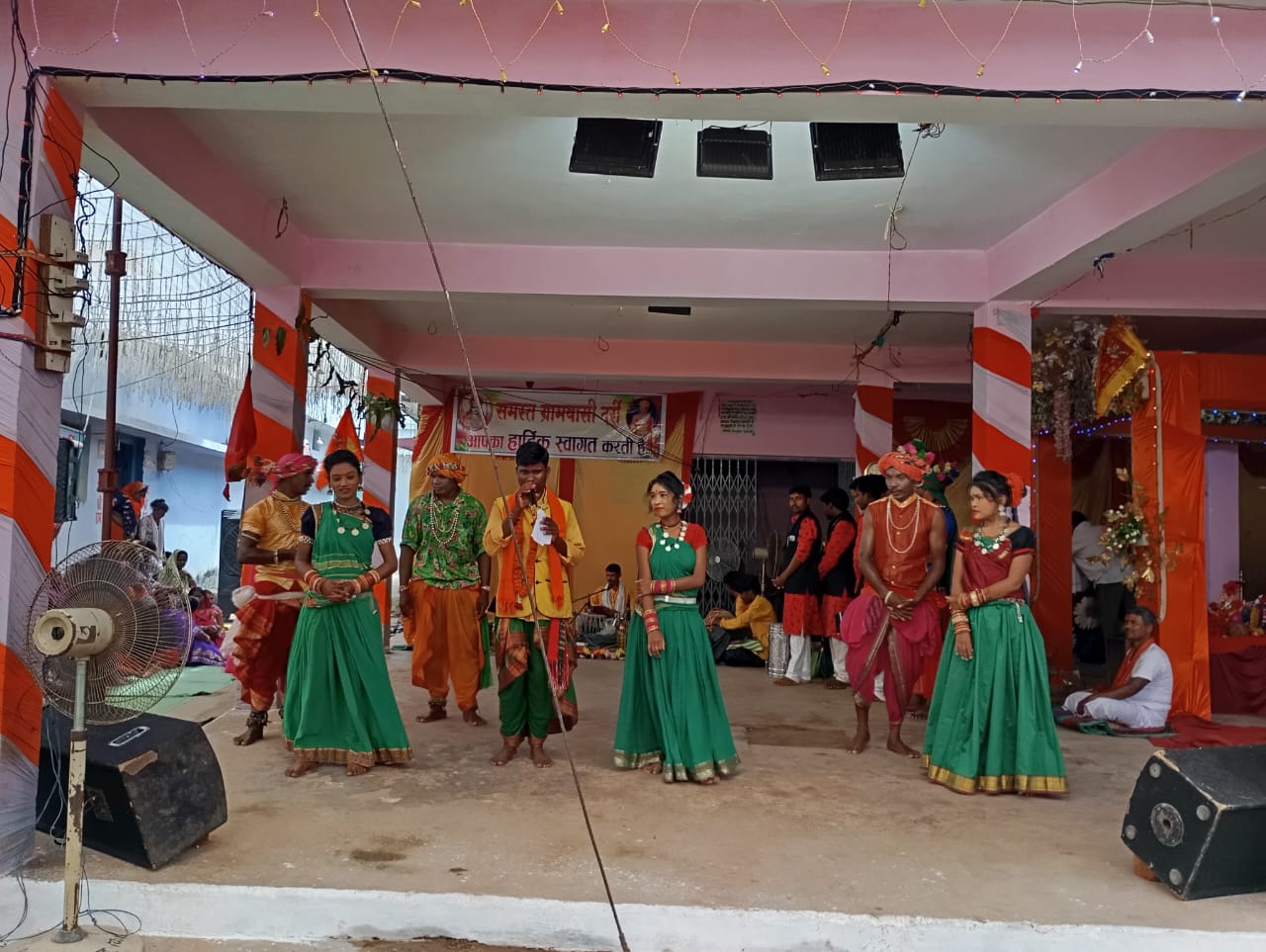 ग्राम दर्री में आयोजित कार्यक्रम में प्रस्तुति देते हुए कलाकार। ग्राम दर्री में आयोजित कार्यक्रम में प्रस्तुति देते हुए कलाकार।