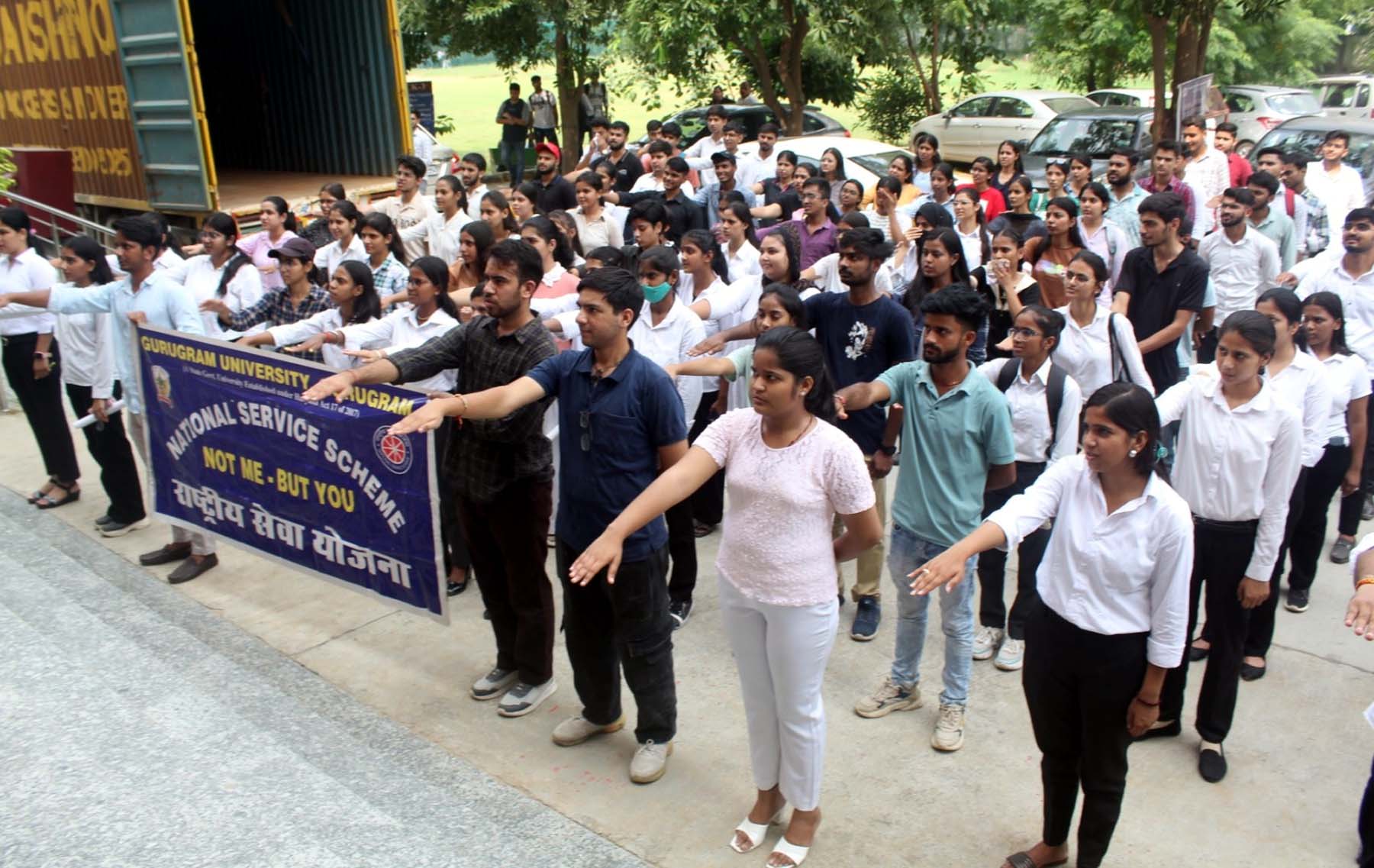 फोटो नंबर-01: मतदान के प्रति जागरुकता के लिए शपथ लेते गुरुग्राम विवि के विद्यार्थी। फोटो नंबर-01: मतदान के प्रति जागरुकता के लिए शपथ लेते गुरुग्राम विवि के विद्यार्थी।