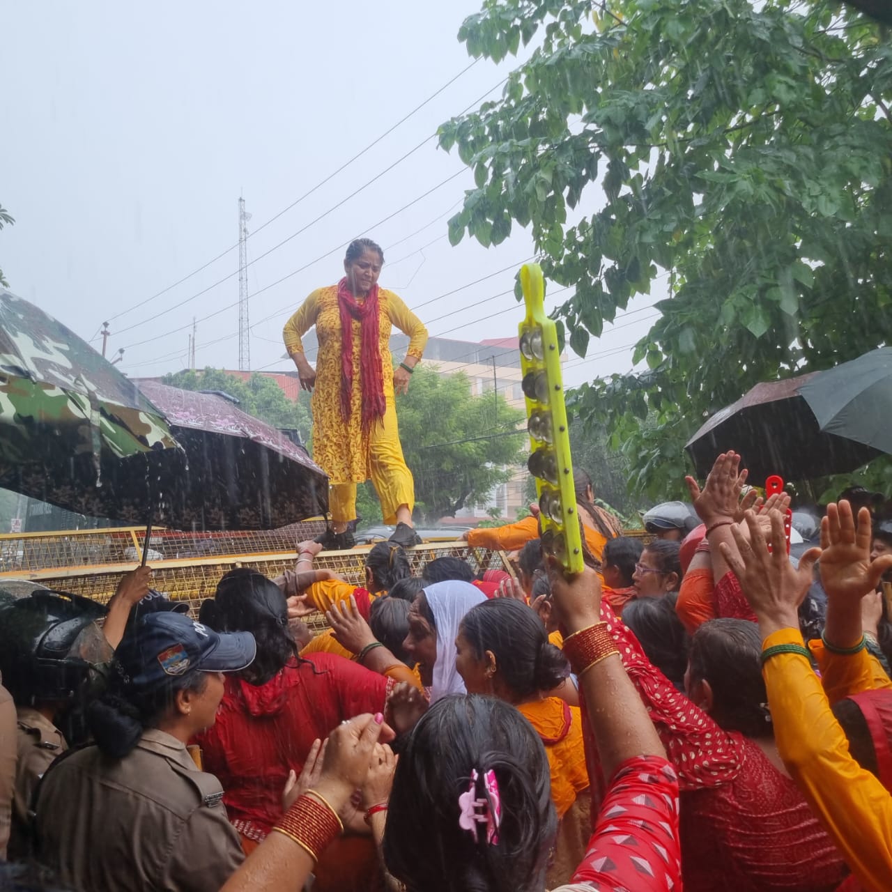 महिला कांग्रेस प्रदेश अध्यक्ष के नेतृत्व में महिलाओं ने देहरादून में सचिवालय कूच करती। महिला कांग्रेस प्रदेश अध्यक्ष के नेतृत्व में महिलाओं ने देहरादून में सचिवालय कूच करती।