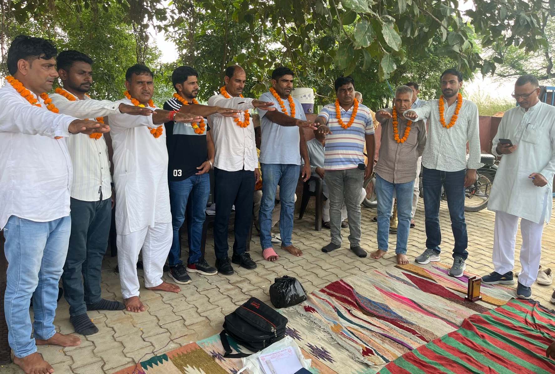 आईबी ब्रांच अग्रोहा के नवनिर्वाचित पदाधिकारी पद व गोपनीयता की शपथ ग्रहण करते हुए। आईबी ब्रांच अग्रोहा के नवनिर्वाचित पदाधिकारी पद व गोपनीयता की शपथ ग्रहण करते हुए।