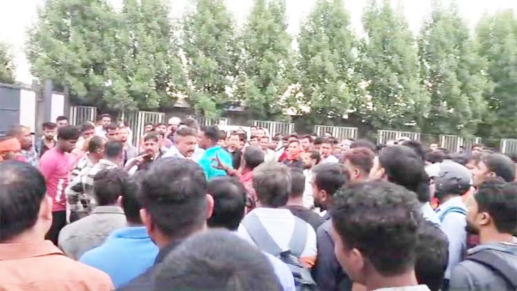 स्टील प्लांट में मजदूर की मौत के बाद प्रदर्शन करते अन्य मजदूर। स्टील प्लांट में मजदूर की मौत के बाद प्रदर्शन करते अन्य मजदूर।
