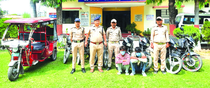 पुलिस गिरफ्त में वाहन चोर पुलिस गिरफ्त में वाहन चोर
