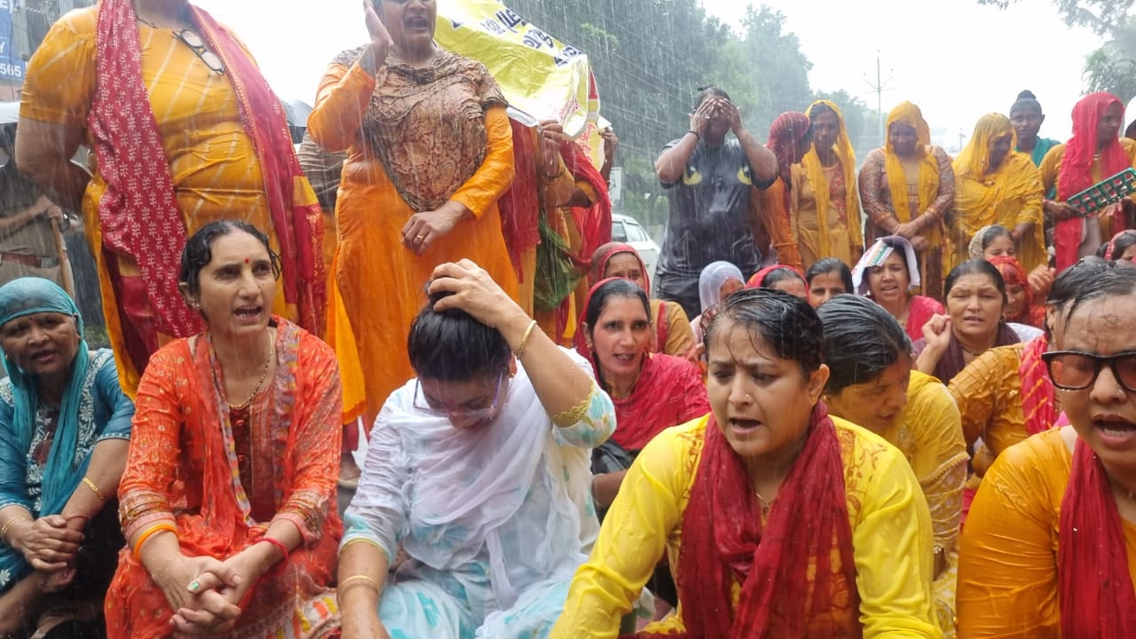महिला कांग्रेस सचिवालय कूच के दौरान विरोध प्रदर्शन करती। महिला कांग्रेस सचिवालय कूच के दौरान विरोध प्रदर्शन करती।