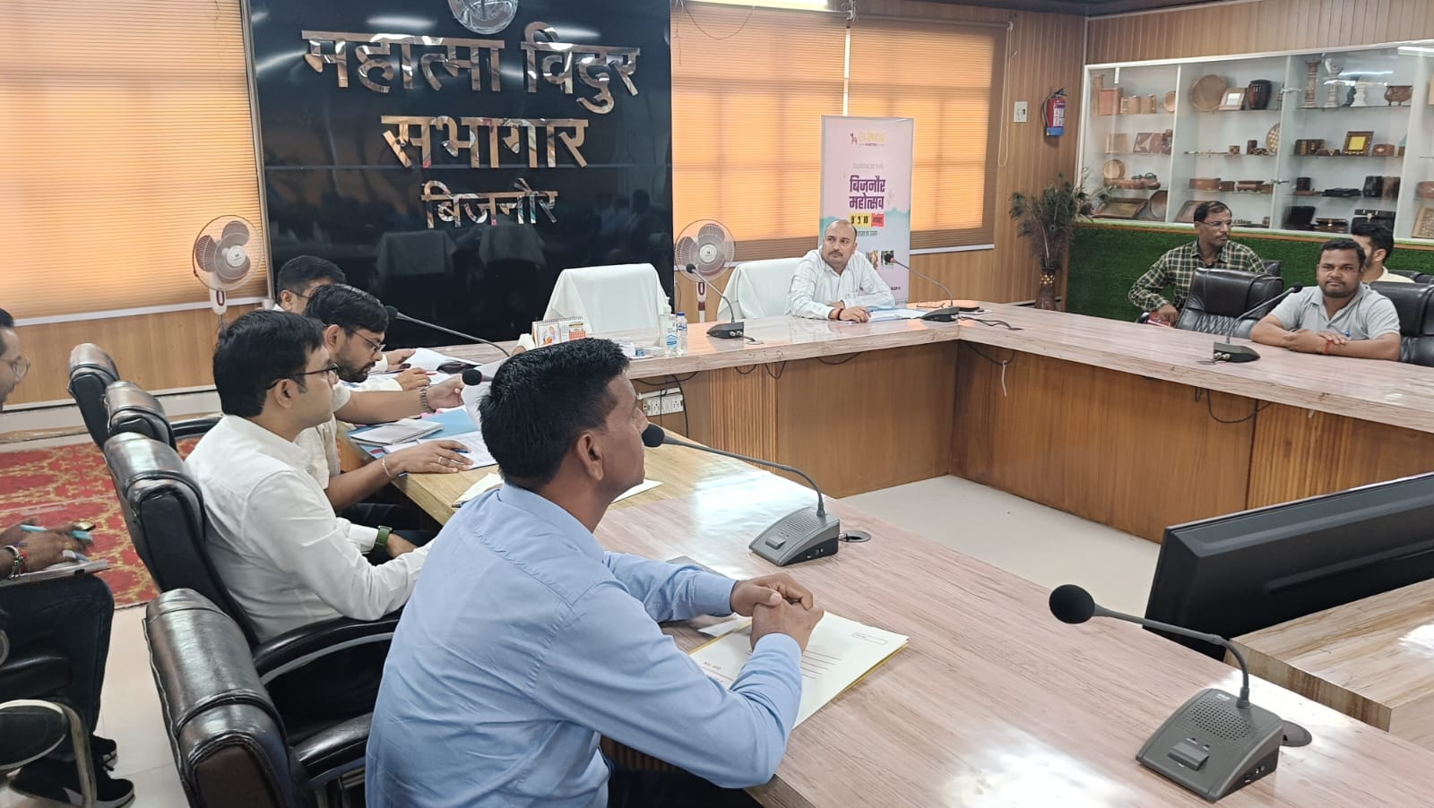 मिटिंग में मौजूद अधिकारी व विद्दालय प्रबंधक मिटिंग में मौजूद अधिकारी व विद्दालय प्रबंधक