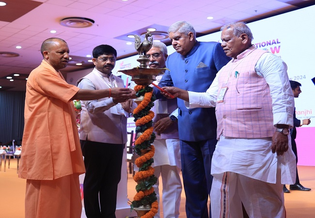 यूपी इंटरनेशनल ट्रेड शो का शुभारम्भ करते अतिथिगण यूपी इंटरनेशनल ट्रेड शो का शुभारम्भ करते अतिथिगण