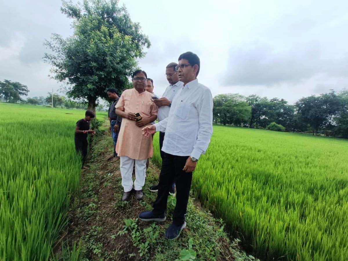 पगडंडियों से चलकर बीच खेत में पहुंचे मंत्री टंकराम पगडंडियों से चलकर बीच खेत में पहुंचे मंत्री टंकराम