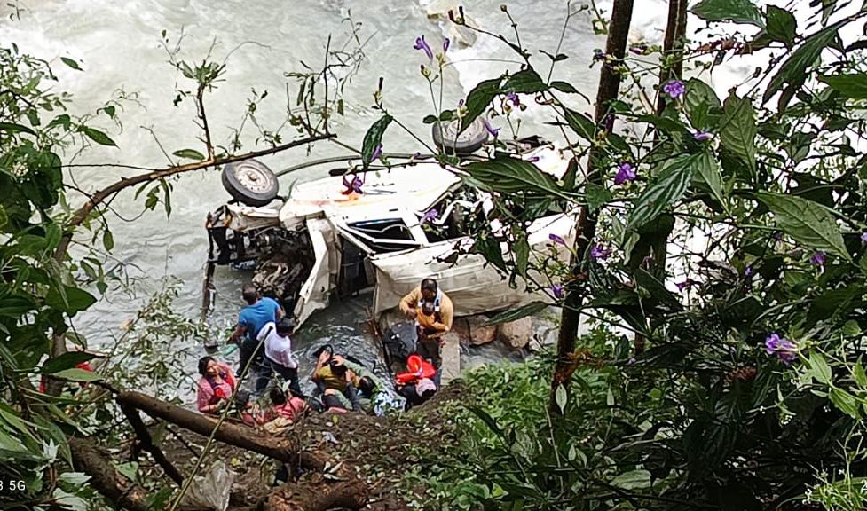 केदारनाथ हाईवे के गोरीकुंड में मंदाकिनी नदी में समय दुर्घटनाग्रस्त वाहन। केदारनाथ हाईवे के गोरीकुंड में मंदाकिनी नदी में समय दुर्घटनाग्रस्त वाहन।