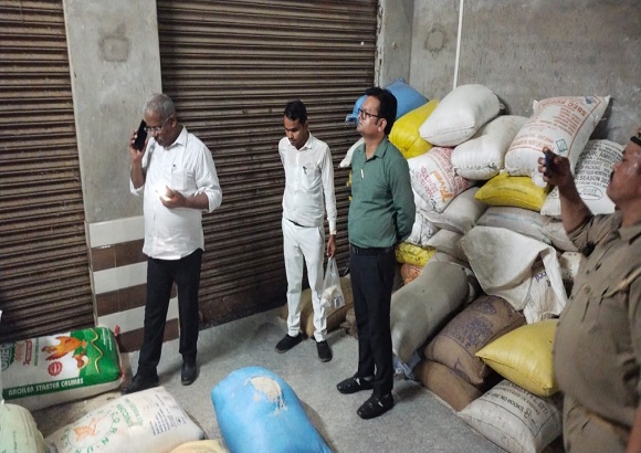 डीलर के गाेदाम में सत्यापन करते एसडीएम व अन्य अधिकारी डीलर के गाेदाम में सत्यापन करते एसडीएम व अन्य अधिकारी