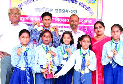 चयनित छात्राएं चयनित छात्राएं
