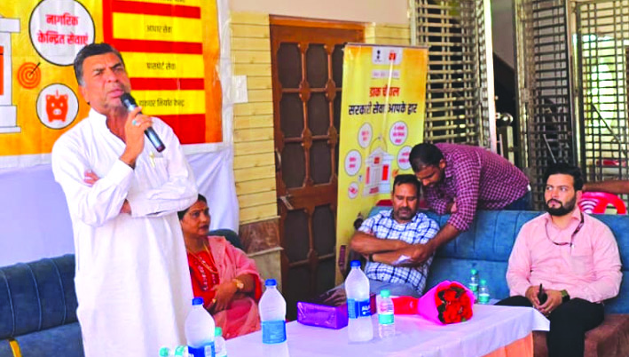 डाक चौपाल के दौरान जानकारी देते हुए डाक चौपाल के दौरान जानकारी देते हुए