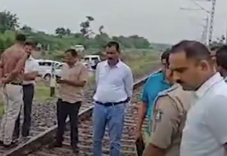 घटना स्थल पर जांच में जुटी पुलिस की टीम घटना स्थल पर जांच में जुटी पुलिस की टीम