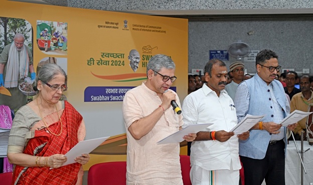 अश्विनी वैष्णव ने सूचना एवं प्रसारण मंत्रालय के अधिकारियों को दिलाई शपथ अश्विनी वैष्णव ने सूचना एवं प्रसारण मंत्रालय के अधिकारियों को दिलाई शपथ