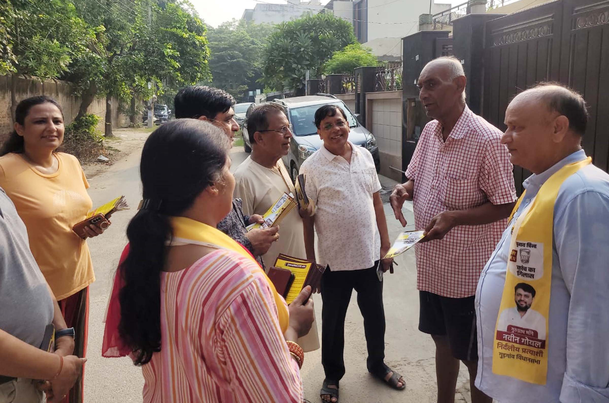 फोटो नंबर-04: गुडग़ांव विधानसभा में नवीन गोयल के समर्थन में डोर-टू-डोर संपर्क करते वॉलंटियर। फोटो नंबर-04: गुडग़ांव विधानसभा में नवीन गोयल के समर्थन में डोर-टू-डोर संपर्क करते वॉलंटियर।